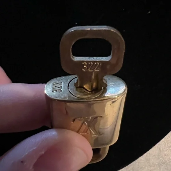 ouis Vuitton lock and key, has wear and is numbered 322. - Picture 3 of 4